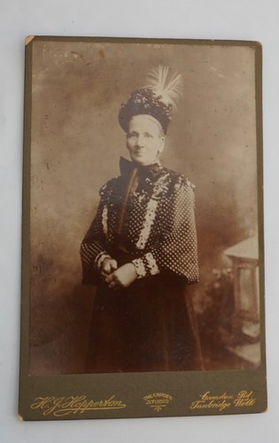 Cabinet card lady - of, in